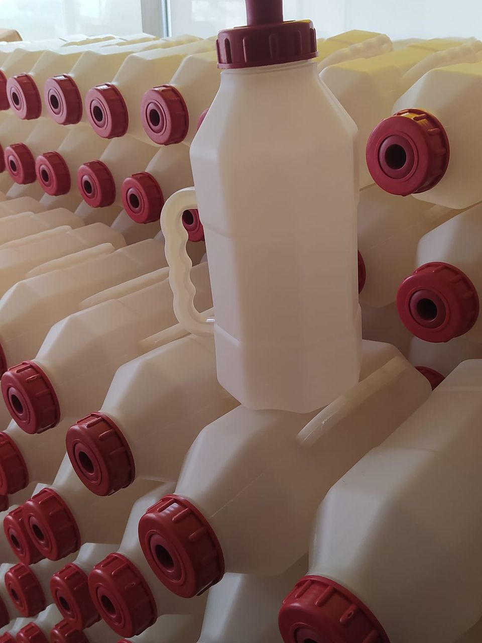 زجاجة رضاعة بلاستيكية بيضاء سعة 2.5 لتر للعجل