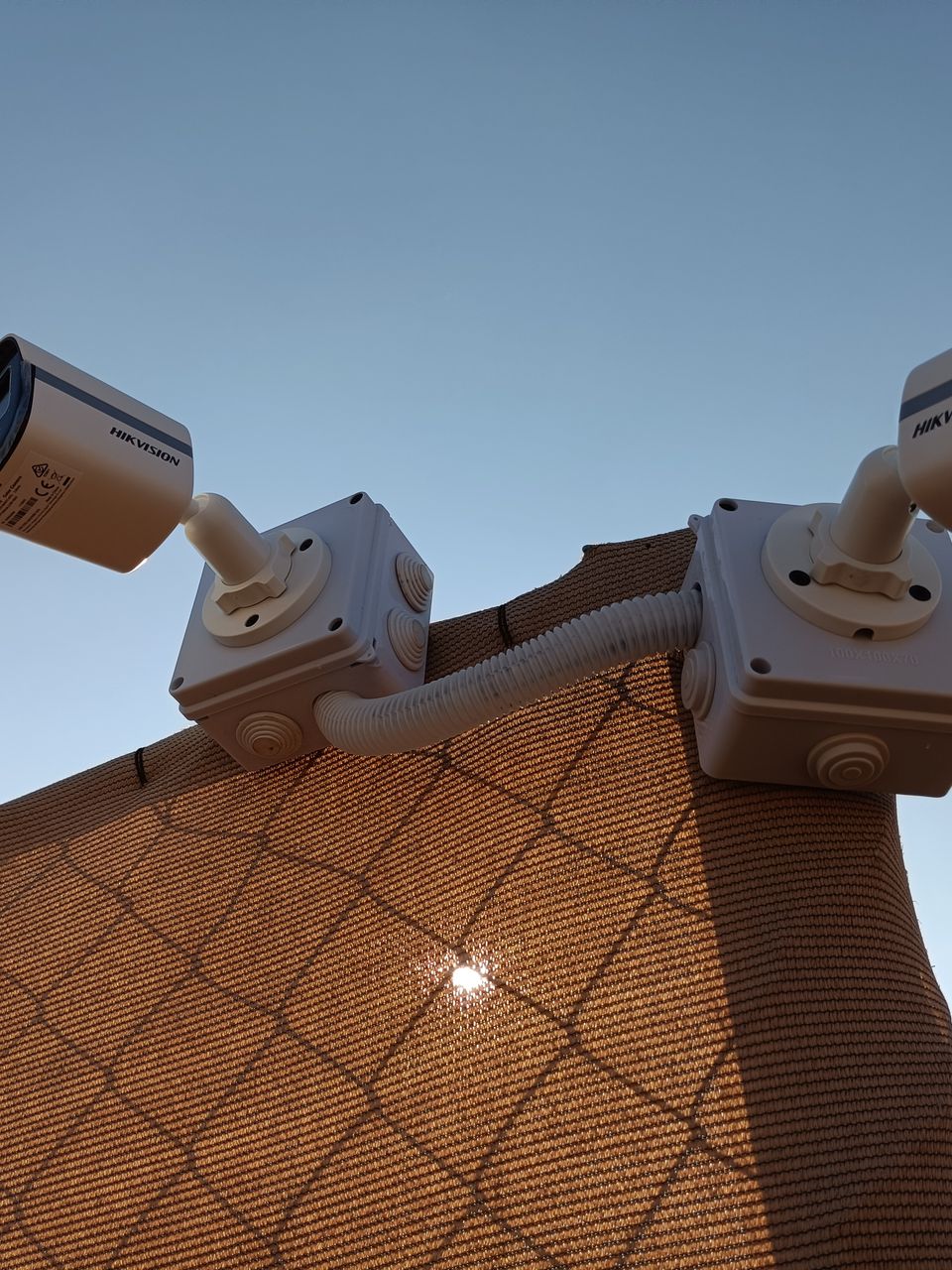 عرض 8 كاميرات هيك فيجن 2ميجا بيكسل ملونه 24 ساعه 