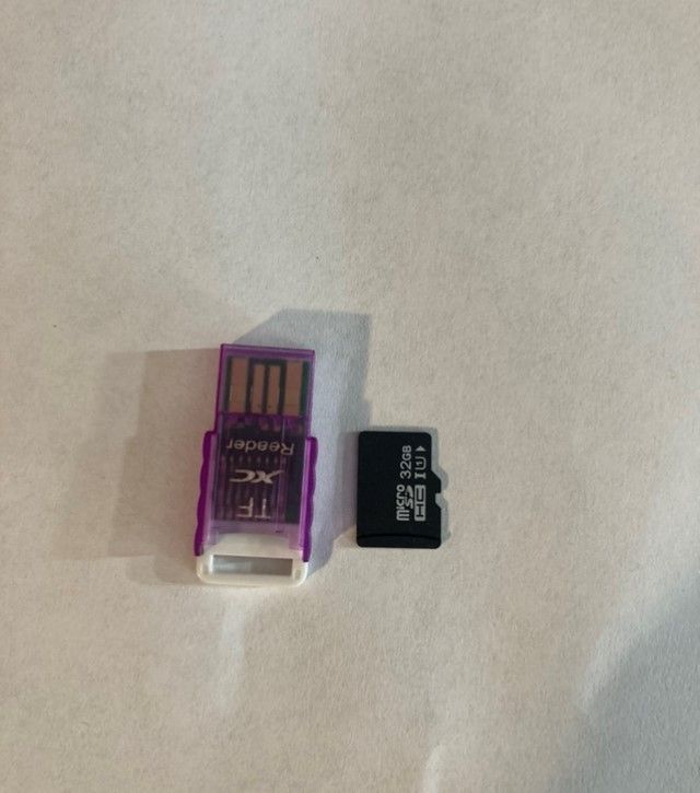 1 × قارئ بطاقات USB صغير + ذاكرة 32 جيجا