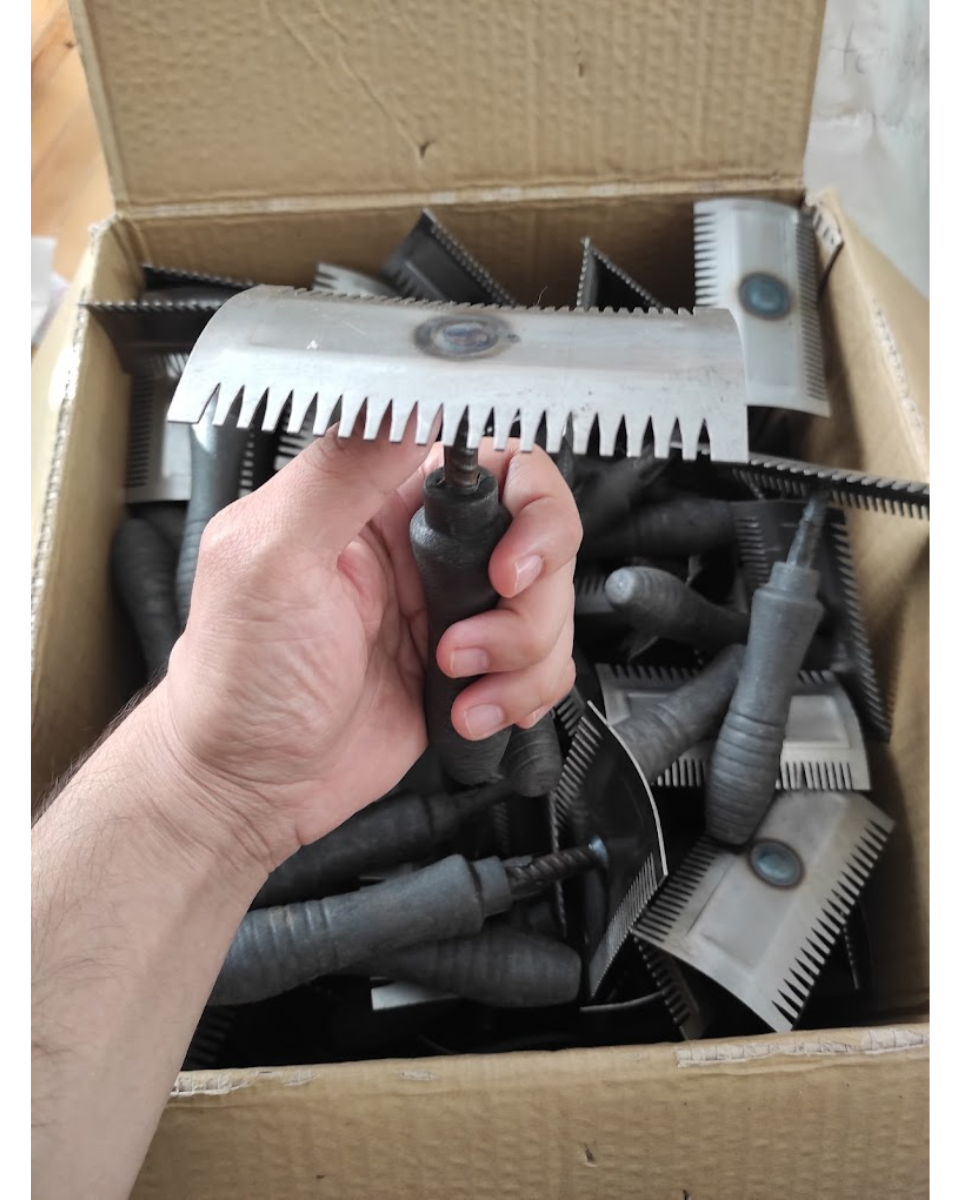 مشط معدني ذو وجهين ناعم و خشن