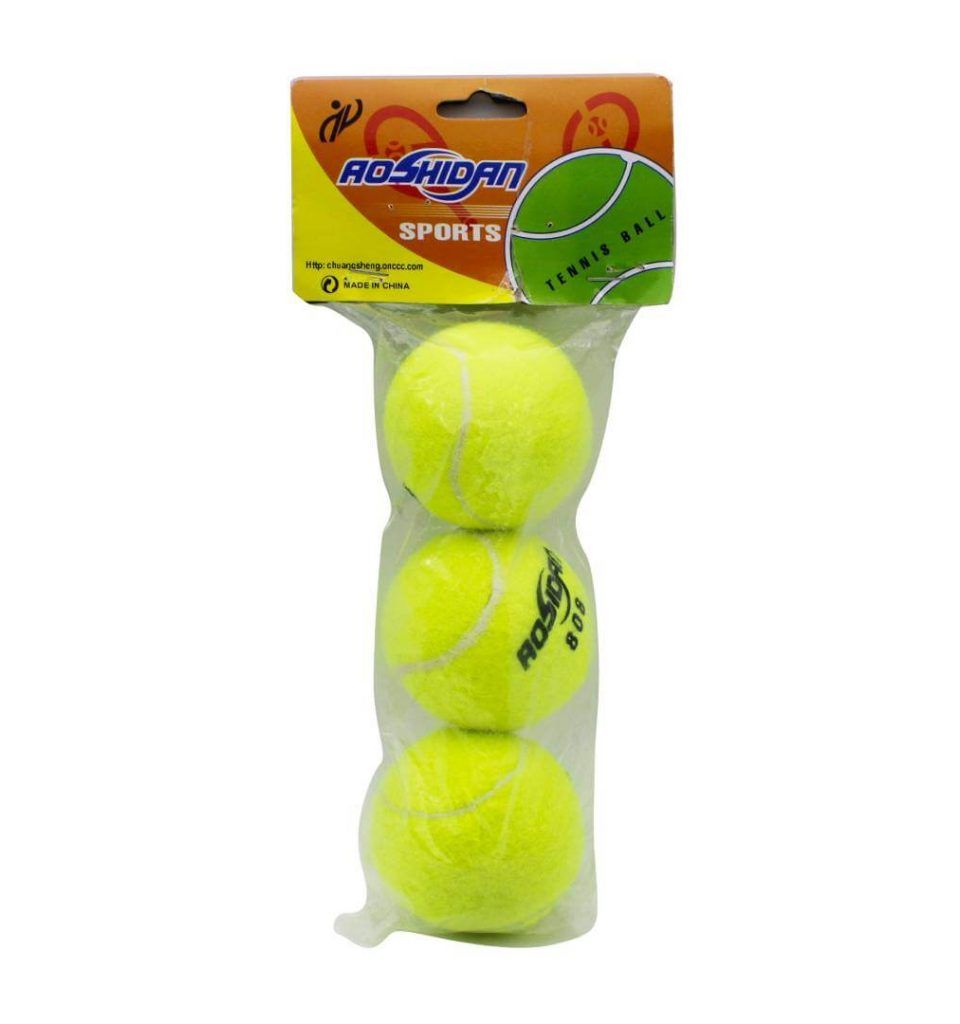 3 قطع من كرات التنس