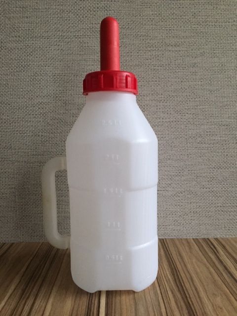 زجاجة رضاعة بلاستيكية بيضاء سعة 2.5 لتر للعجل