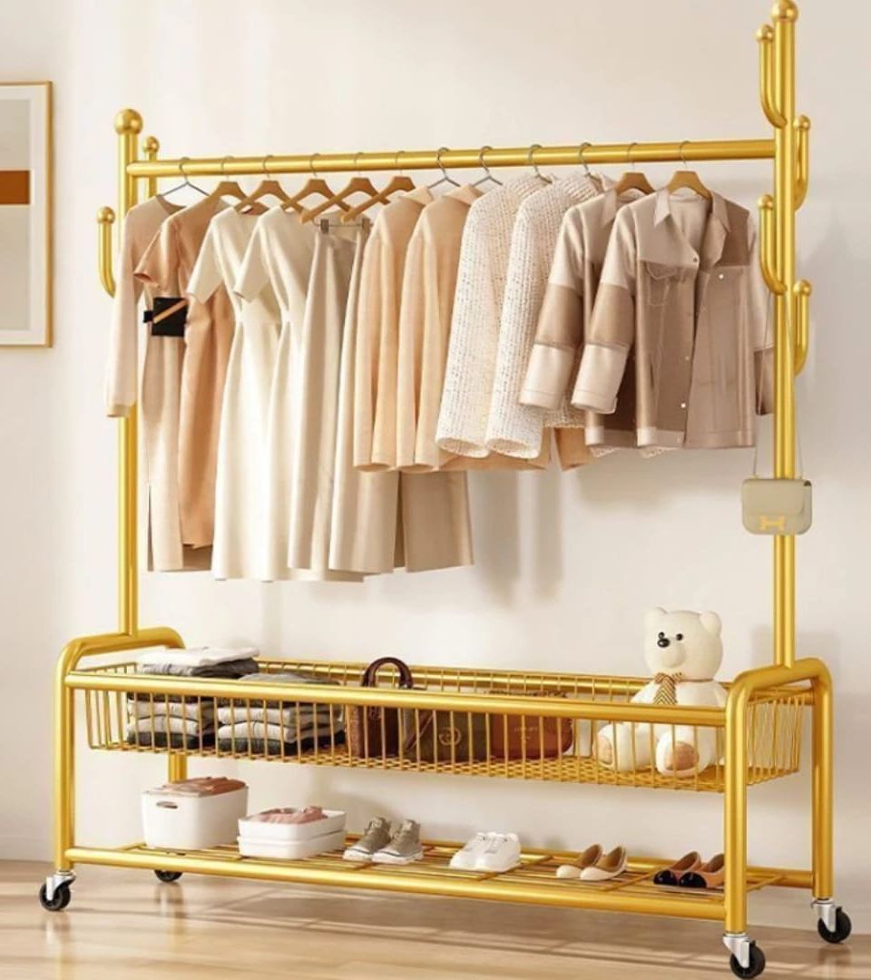 ستاندی جل و بەرگی فرە مەبەست لەگەڵ ڕەفەی خوارەوە