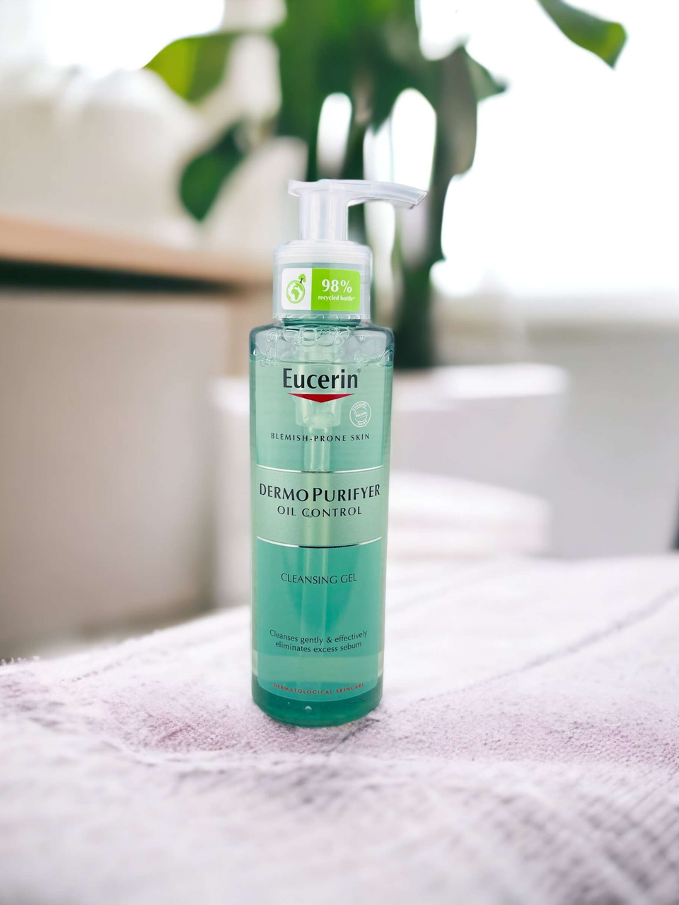 جل التنظيف المتحكم في الزيت من ماركة Eucerin