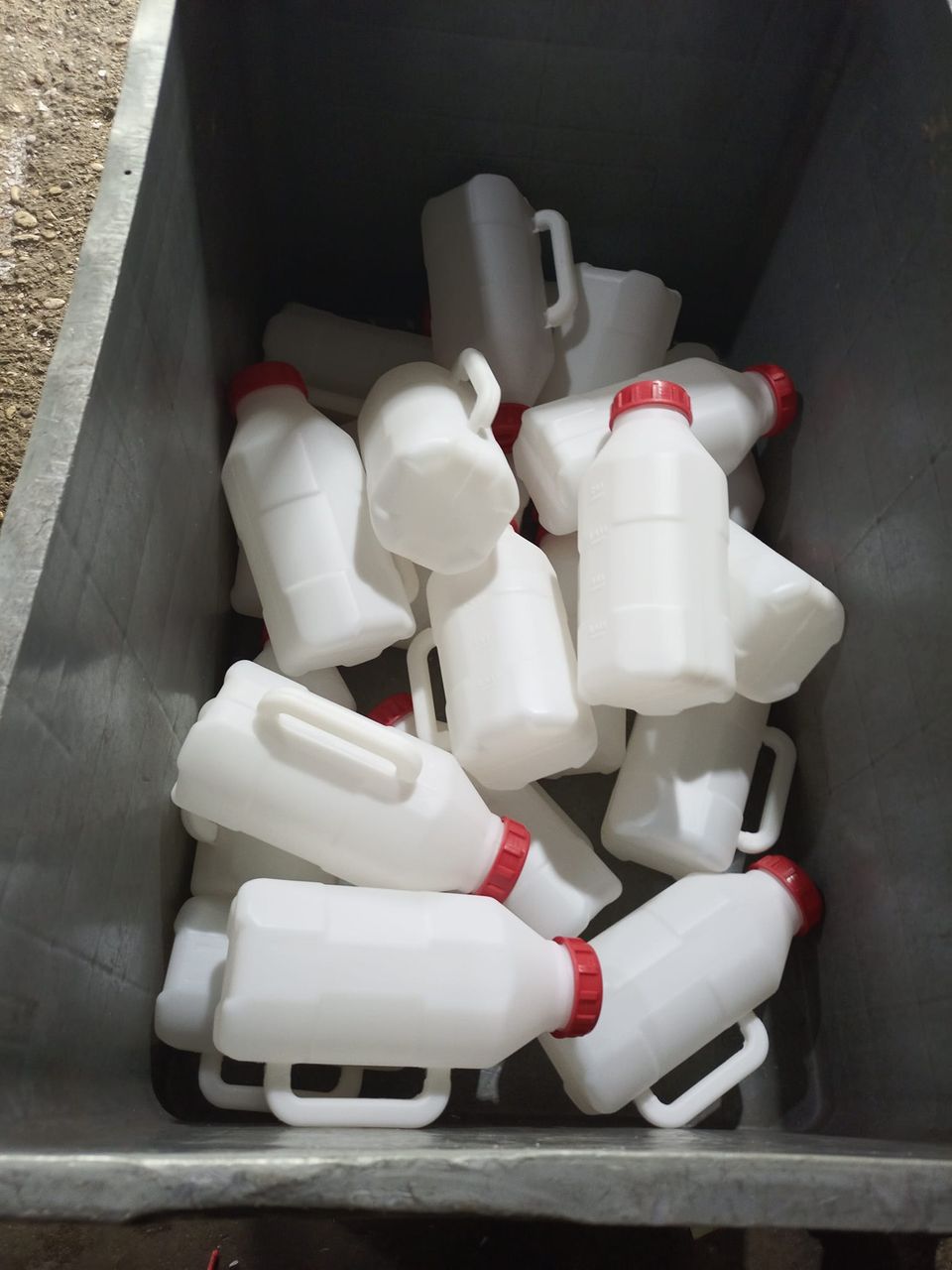 زجاجة رضاعة بلاستيكية بيضاء سعة 2.5 لتر للعجل